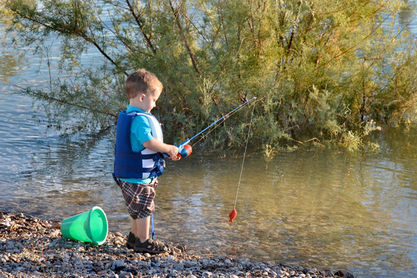 enfant peche poisson