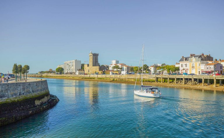 Voilier dans le chenal des Sables-d’Olonne, face à la tour d’Arundel de La Chaume
