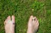 pieds dans la pelouse