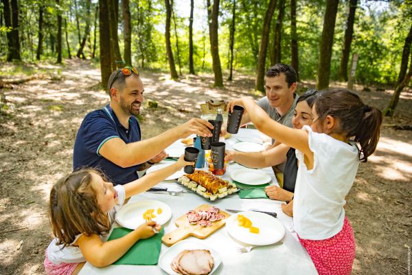 Photo d'un pique-nique en famille à la forêt d'Olonne