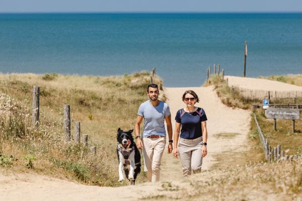 Photo de deux personnes avec chien à la plage de Sauveterre proche de la forêt Domaniale d'Olonne