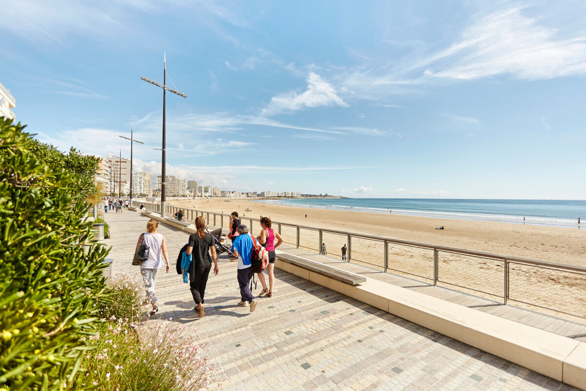 Balade en famille sur le Remblai des Sables d’Olonne en bord d’océan