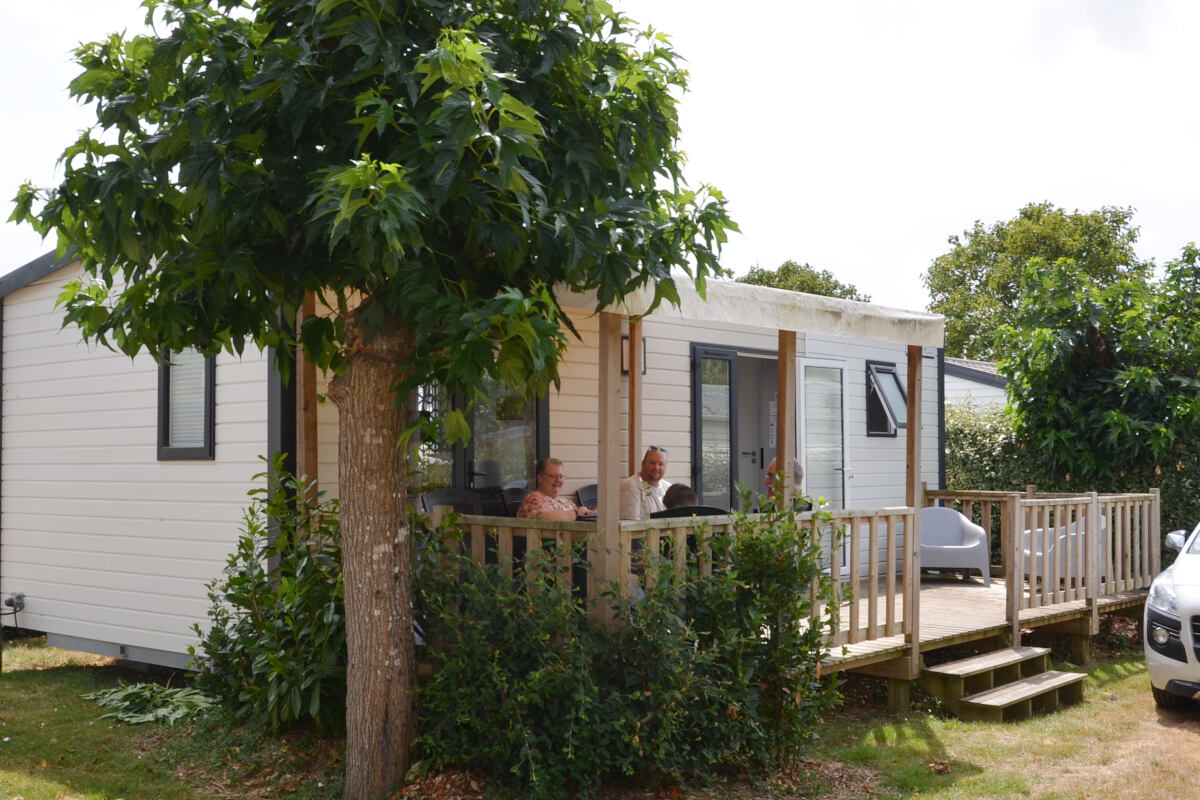 Terrasse de mobil-home au Camping Les Logeries près des Sables d’Olonne