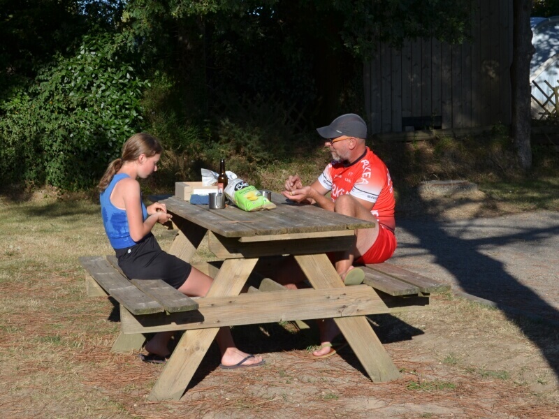 repas extérieur famille camping nature moments simples Vendée