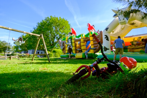 Aire de jeux pour enfants camping familial à Vairé en Vendée