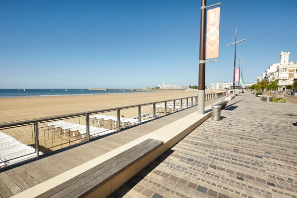 Grande plage des Sables d’Olonne à 13 km du camping Les Logeries