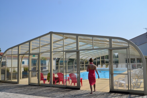 Piscine couverte chauffée au camping Les Logeries à Vairé proche des Sables d’Olonne