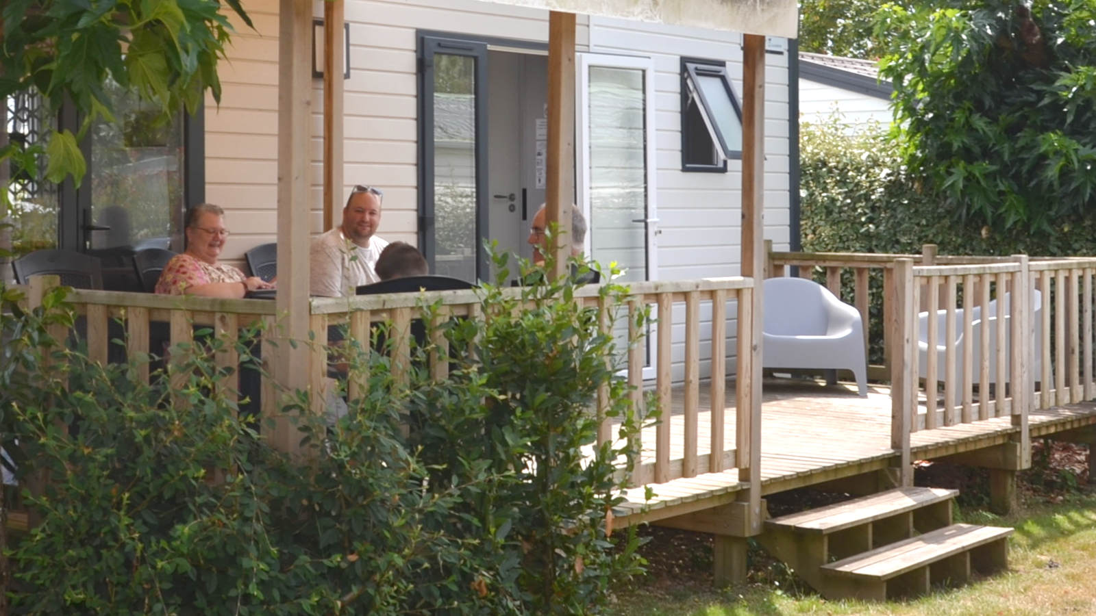 Terrasse de mobil-home en camping en Vendée avec famille profitant d’un week-end aux Sables-d’Olonne