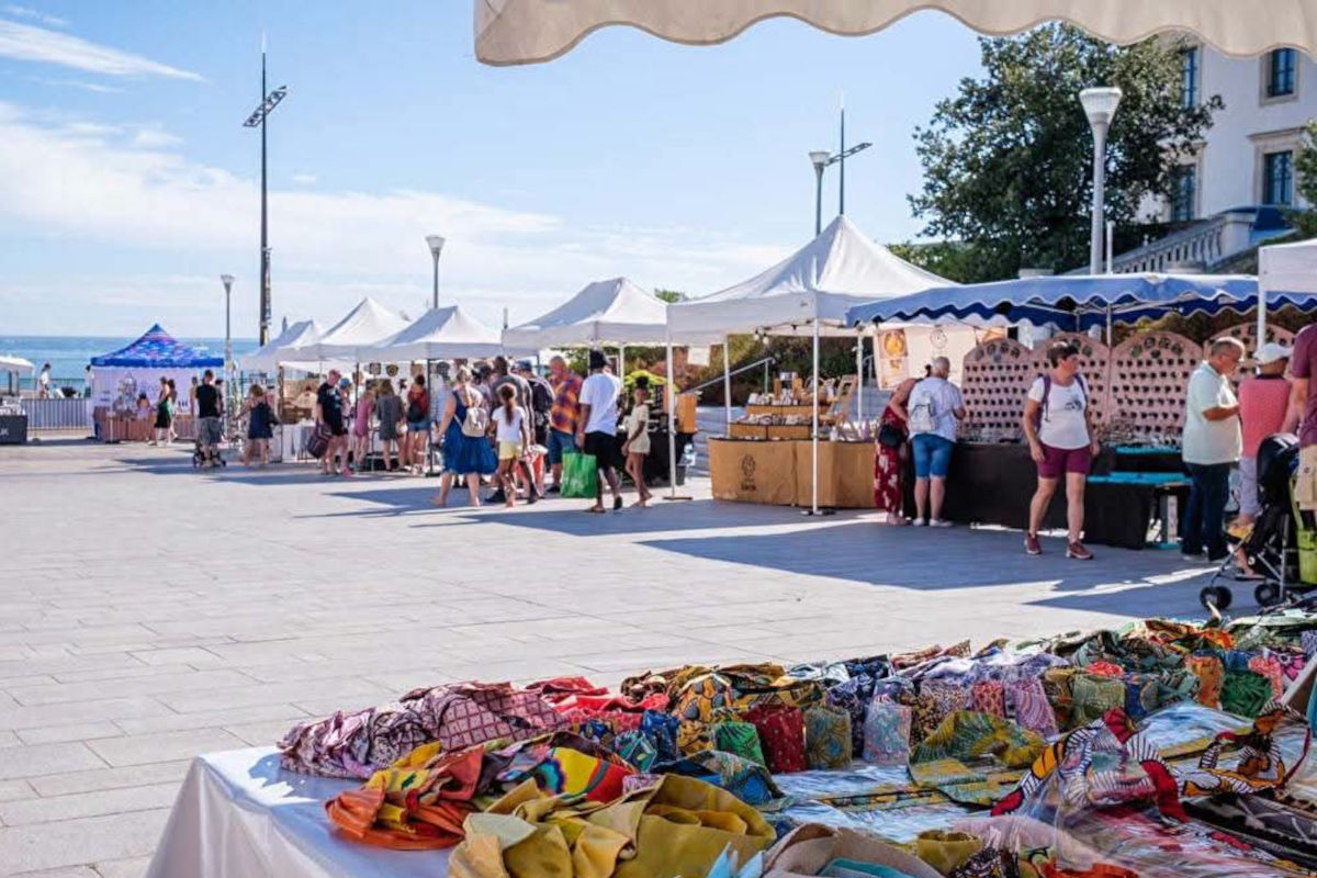 Promenade entre les stands du marché nocturne des Sables d'Olonne