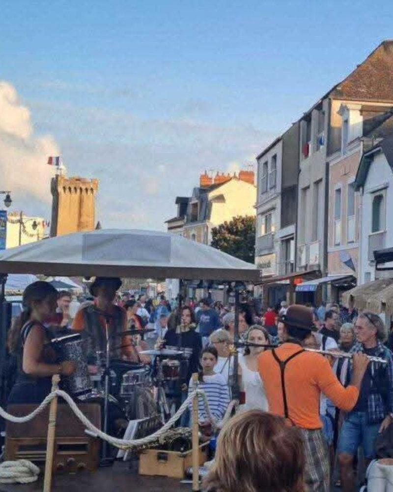 Musiciens de rue lors d'un marché nocturne aux Sables d'Olonne en été